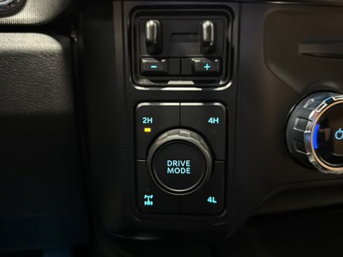 Used 2023 Ford F250 Platinum AWD/4WD image 34
