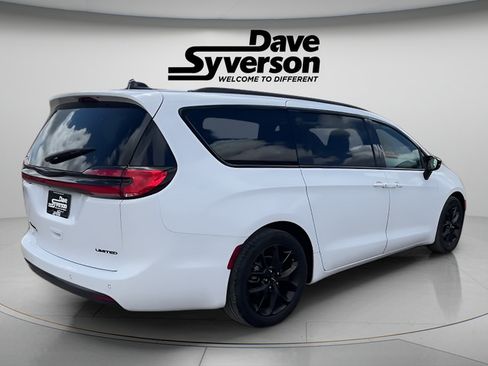 Used 2025 Chrysler Pacifica Limited FWD image 5