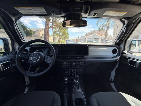 Used 2025 Jeep Wrangler Unlimited Sport AWD/4WD image 25