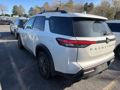 Used 2024 Nissan Pathfinder SV w/ SV Premium Package image 7