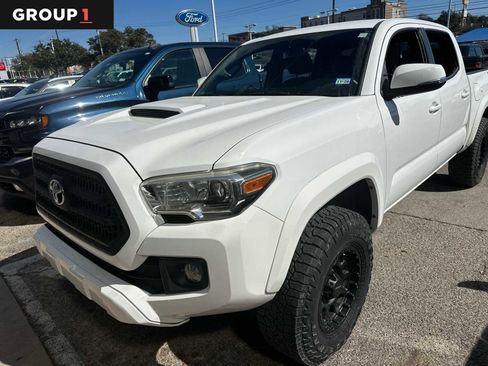 Used 2017 Toyota Tacoma TRD Sport image 1