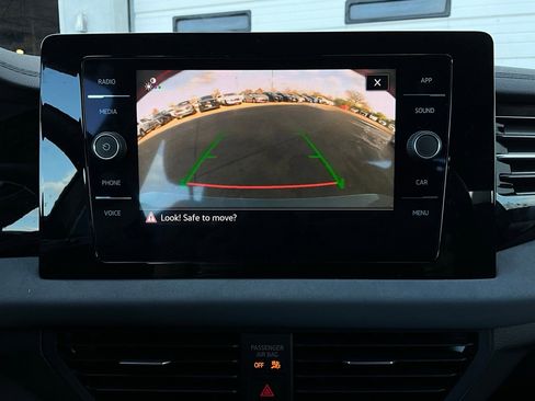 Used 2025 Volkswagen Jetta SE image 32