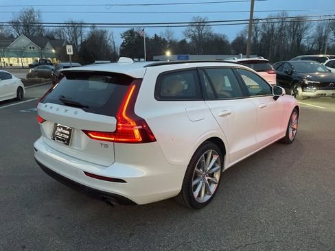 Used 2020 Volvo V60 T5 Momentum w/ Momentum Advanced Package image 4