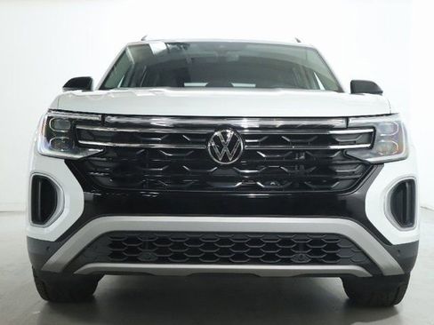 Used 2025 Volkswagen Atlas Peak Edition SE image 5