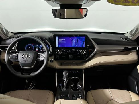 Certified 2025 Toyota Highlander Limited image 28