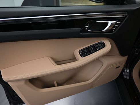 Certified 2025 Porsche Macan AWD/4WD image 21