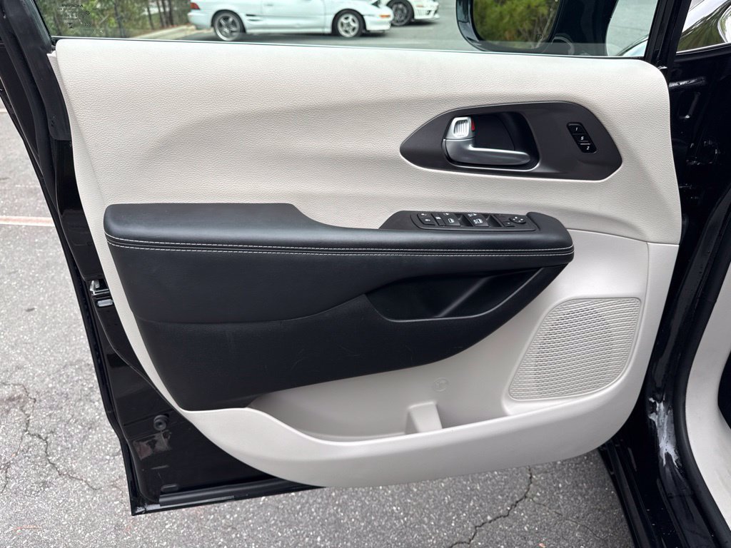 Used 2024 Chrysler Pacifica Touring-L FWD image 16
