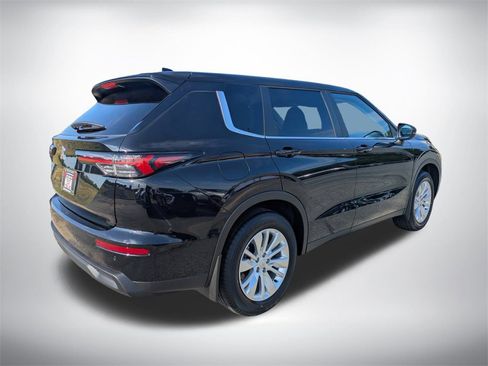 New 2025 Mitsubishi Outlander SE image 3