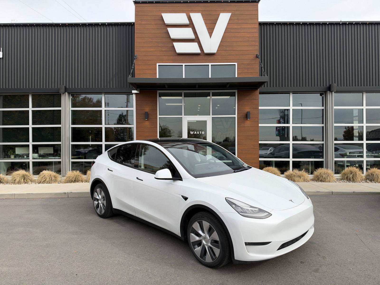 Used 2023 Tesla Model Y Long Range AWD/4WD image 1