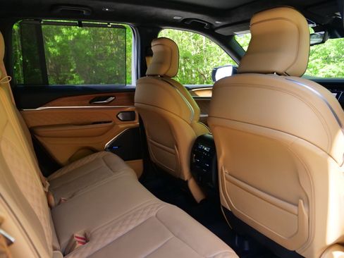 Used 2022 Jeep Grand Cherokee Summit AWD/4WD image 46