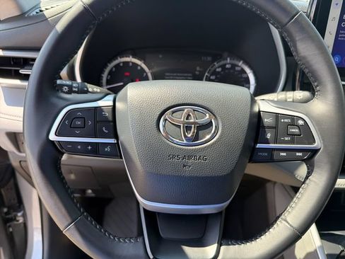 Used 2025 Toyota Highlander XLE AWD/4WD image 28