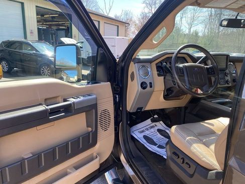 Used 2015 Ford F350 Lariat image 3