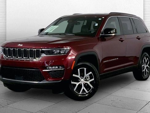 Used 2025 Jeep Grand Cherokee Limited AWD/4WD image 12