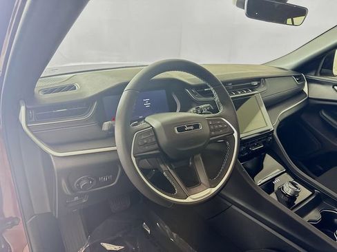 New 2025 Jeep Grand Cherokee L Laredo image 9