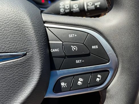Used 2023 Chrysler Pacifica Pinnacle FWD image 14