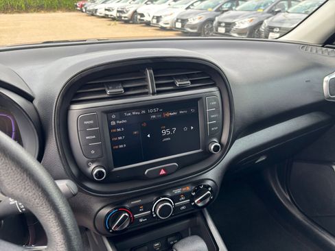 Used 2025 Kia Soul LX w/ LX Technology Package FWD image 20