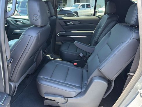 Used 2025 Chevrolet Traverse LT FWD image 11