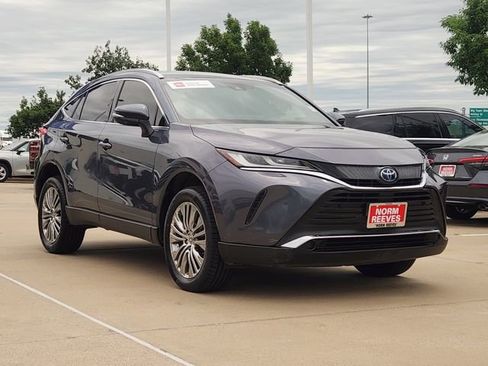 Used 2022 Toyota Venza XLE AWD/4WD image 2