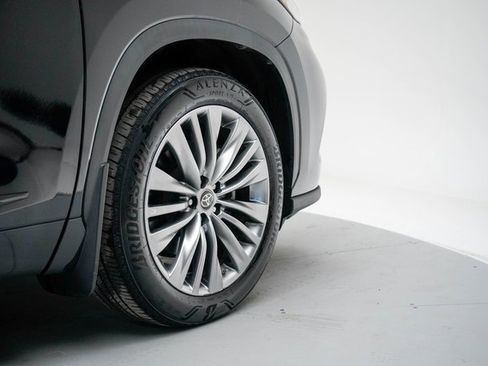 Used 2022 Toyota Highlander Platinum image 11