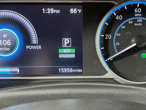 Used 2025 Nissan Leaf S image 19