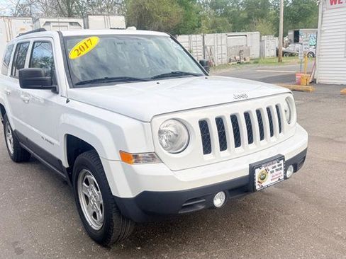 Used 2017 Jeep Patriot Sport w/ Power Value Group AWD/4WD image 4