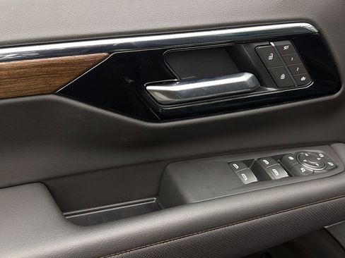 Used 2025 Chevrolet Suburban High Country AWD/4WD image 30