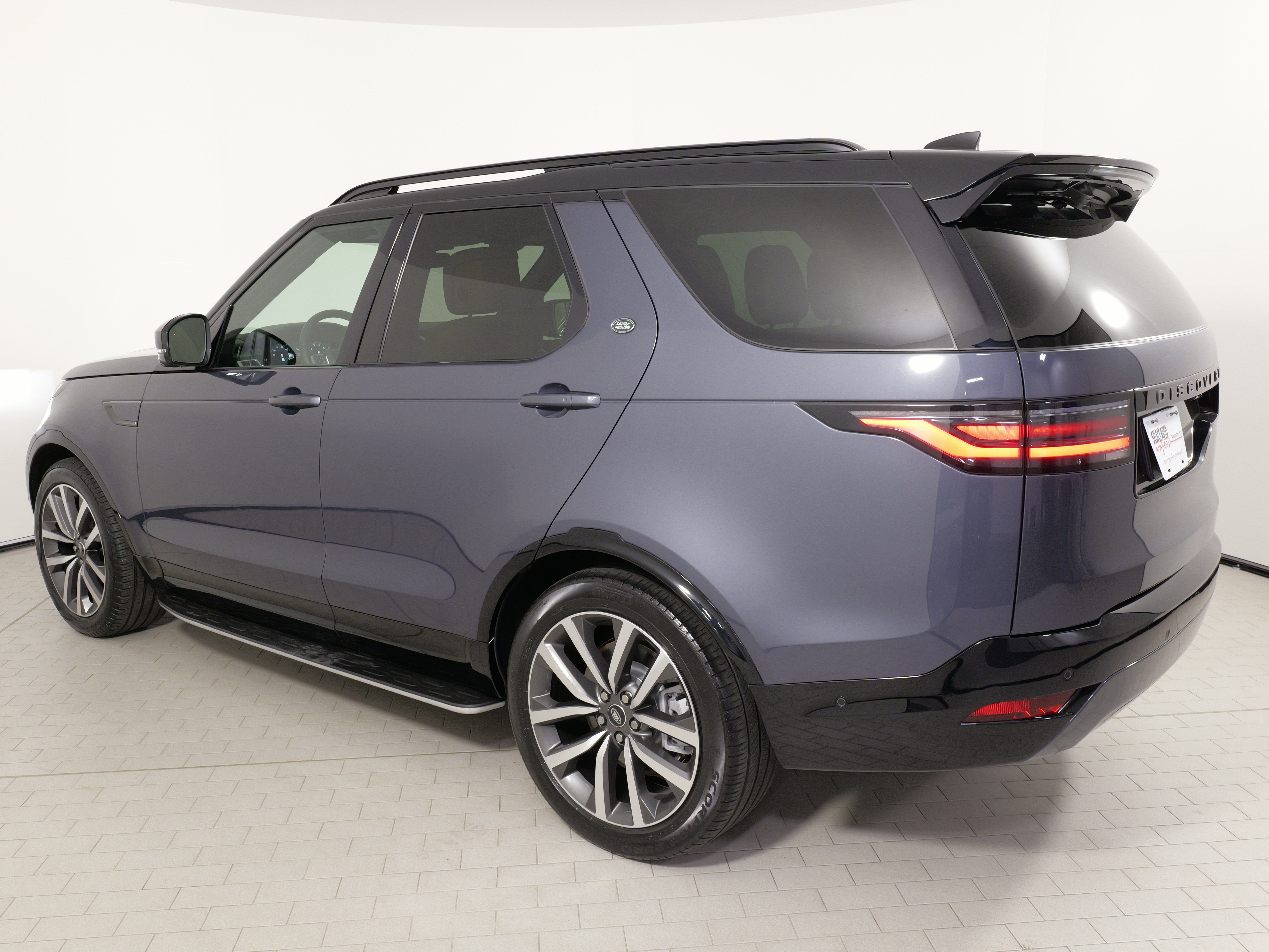 Used 2024 Land Rover Discovery Dynamic SE AWD/4WD image 17