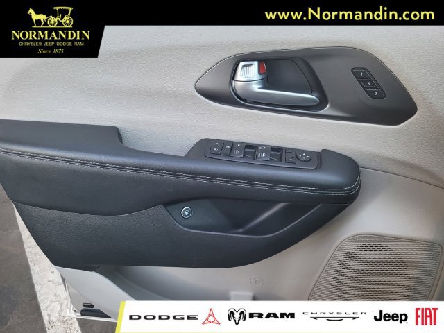 Used 2024 Chrysler Pacifica Limited FWD image 14