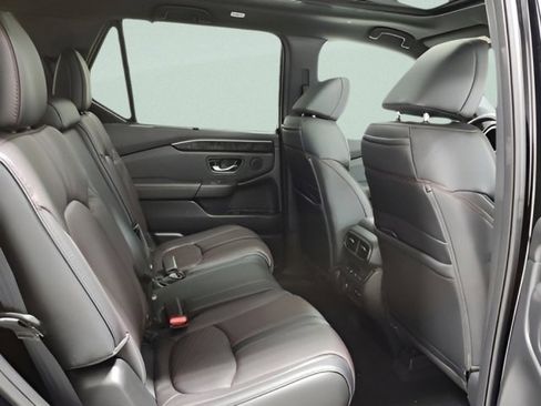 Used 2025 Honda Pilot Black Edition image 17