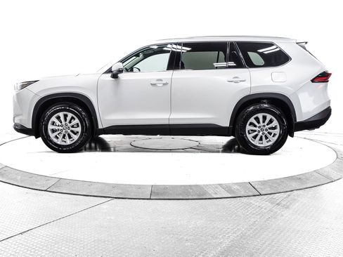 Certified 2024 Toyota Grand Highlander XLE image 8