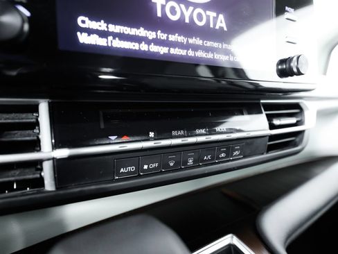 Used 2023 Toyota Sienna LE AWD/4WD image 29