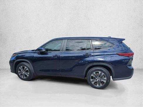 Used 2023 Toyota Highlander XLE FWD image 8