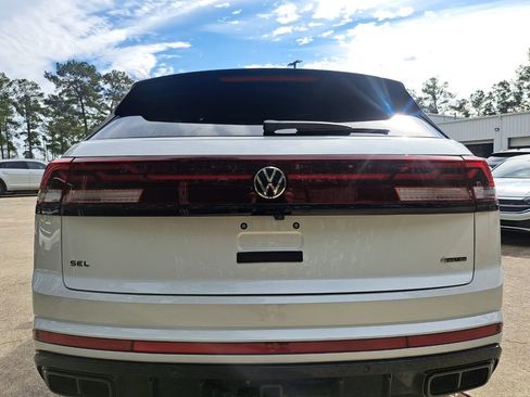 Used 2025 Volkswagen Atlas Cross Sport SEL R-Line image 24