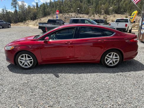 Used 2016 Ford Fusion SE image 2