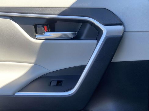 Used 2021 Toyota RAV4 XLE w/ Convenience Package image 3