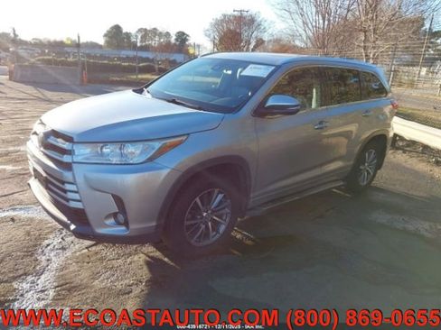Used 2017 Toyota Highlander XLE image 2