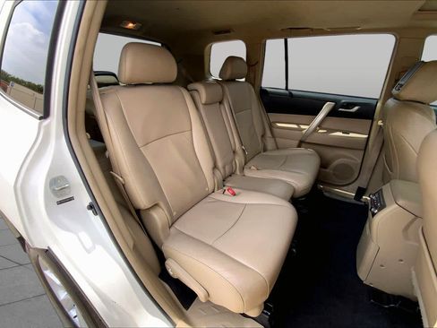 Used 2013 Toyota Highlander SE FWD image 20