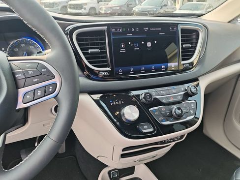 Used 2024 Chrysler Pacifica Touring-L FWD image 20