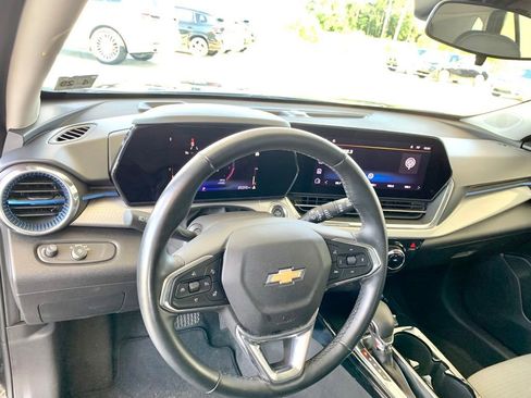 Used 2025 Chevrolet Trax LT w/ LT Convenience Package FWD image 13