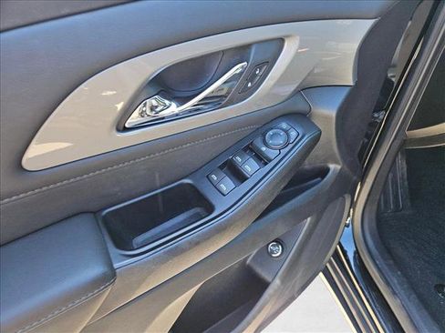 Used 2023 Chevrolet Traverse LT image 14