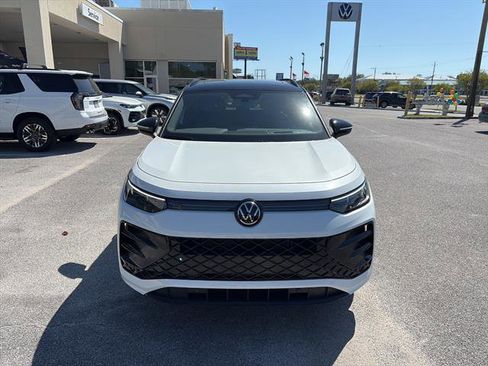 New 2026 Volkswagen Tiguan SE R-Line FWD image 2