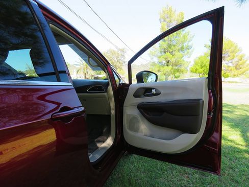Used 2021 Chrysler Voyager LX image 14