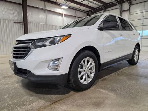 Used 2020 Chevrolet Equinox LS w/ LS Convenience Package FWD image 2