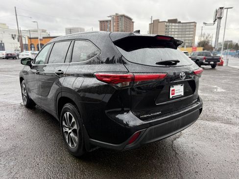 Certified 2023 Toyota Highlander XLE image 6