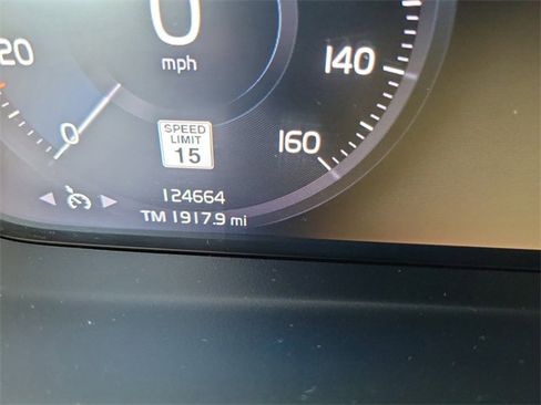 Used 2022 Volvo XC40 T5 Momentum image 17