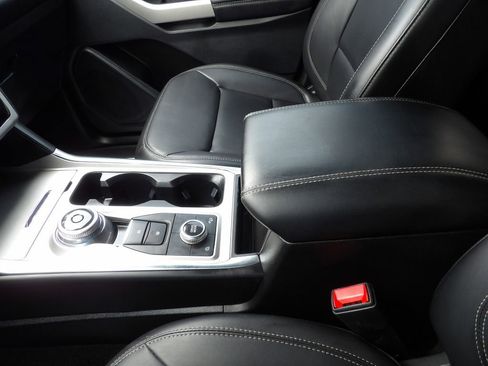 Used 2022 Ford Explorer XLT w/ Equipment Group 202A image 26