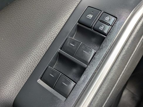 Used 2022 Toyota Highlander LE FWD image 28