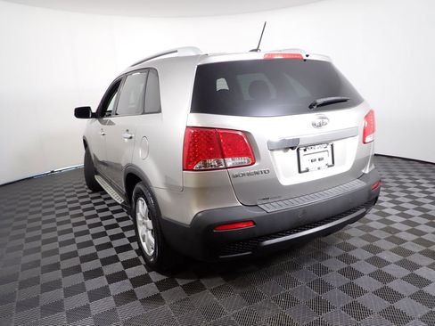 Used 2012 Kia Sorento LX w/ Convenience Pkg FWD image 11