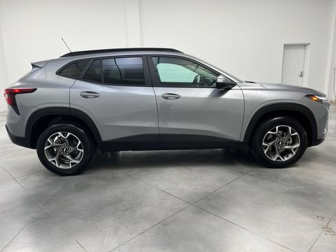 Used 2025 Chevrolet Trax LT w/ LT Convenience Package FWD image 8