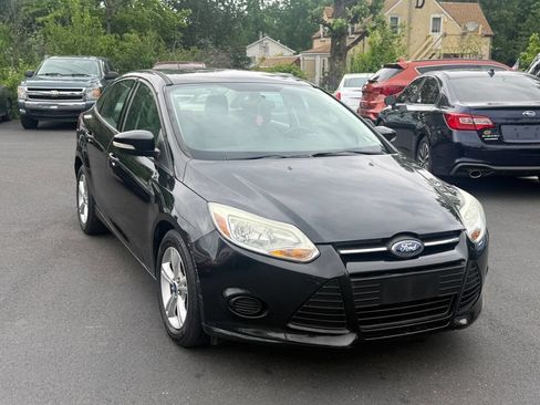 Used 2013 Ford Focus SE w/ SE Winter Pkg FWD image 2